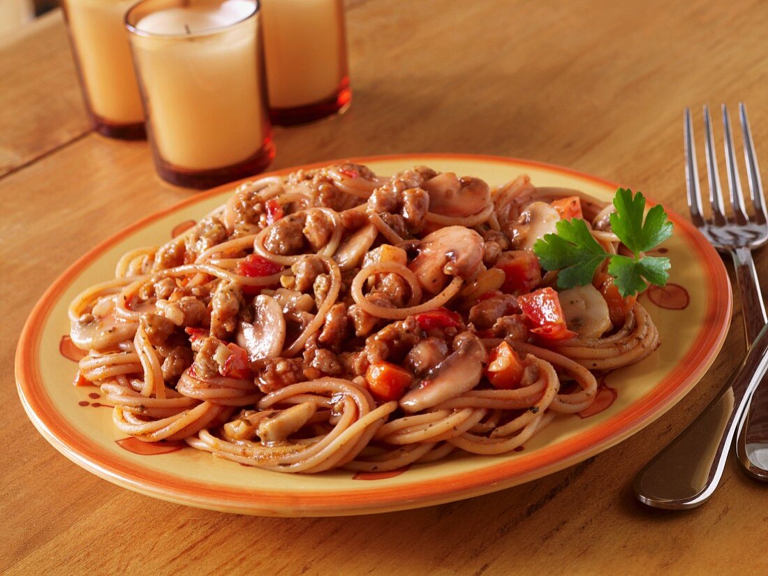 Spaghetti with a minced meat and mushroom sauce