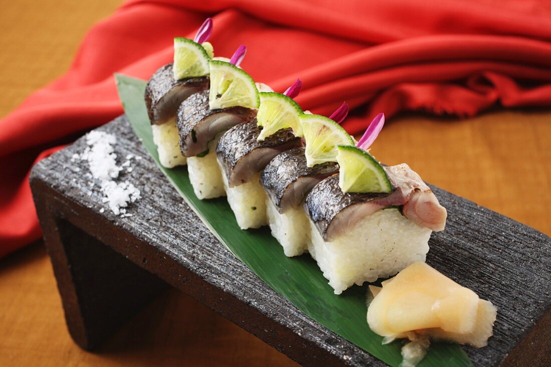 Oshi Sushi auf Holzbrett (Japan)