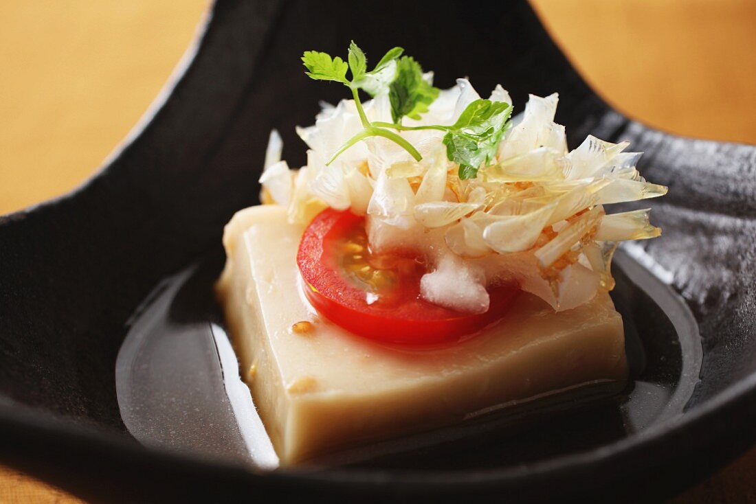 Tofu mit Tomate und Sojasauce (Japan)