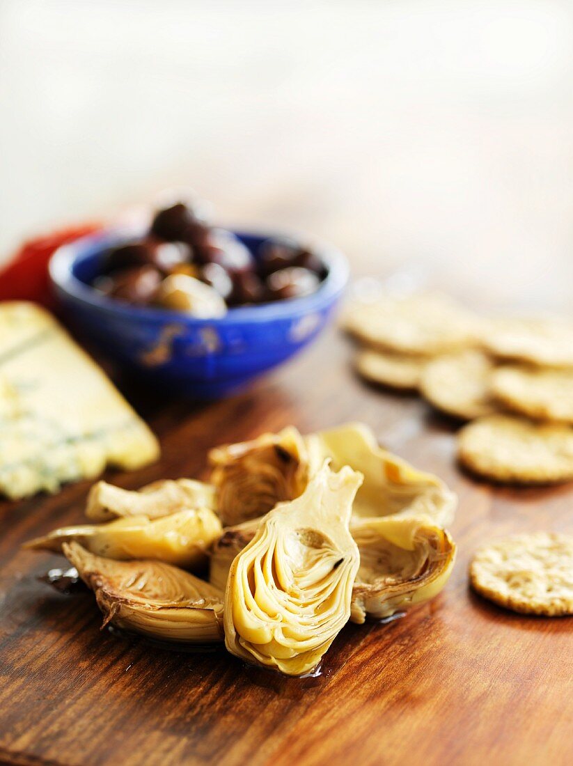 Eingelegte Artischocken, Cracker, Käse und Oliven