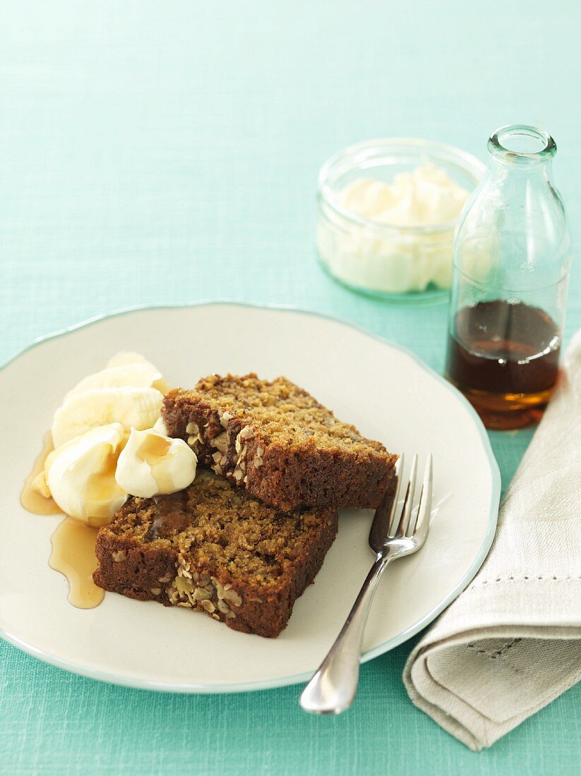 Molasses cake with bananas and oats