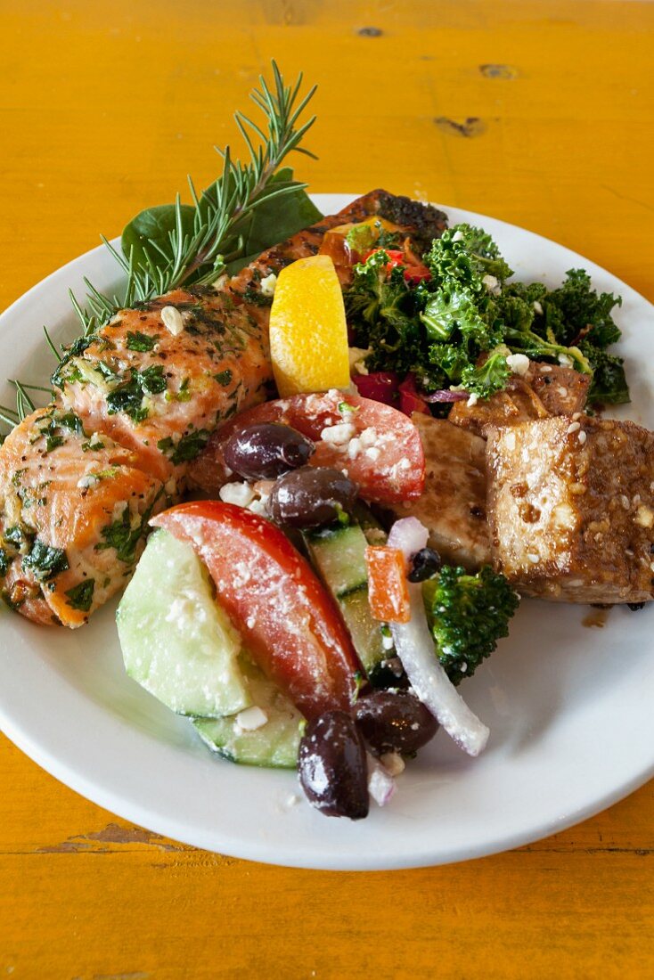 Gebratener Lachs mit Tofu, Grünkohl und griechischem Salat