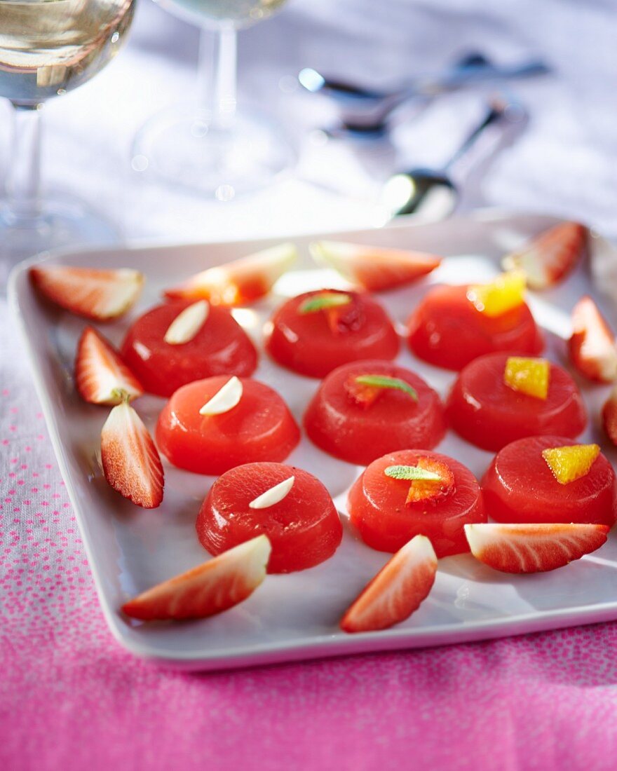 Strawberry jelly with almonds and mint