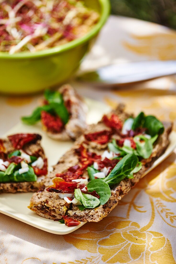 Knäckebrot mit Tomatenconfit und Bacon