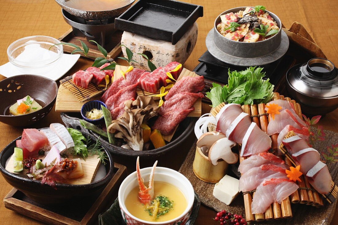 Partyplatte mit Rindfleisch, Suppe und Sashimi (Japan)