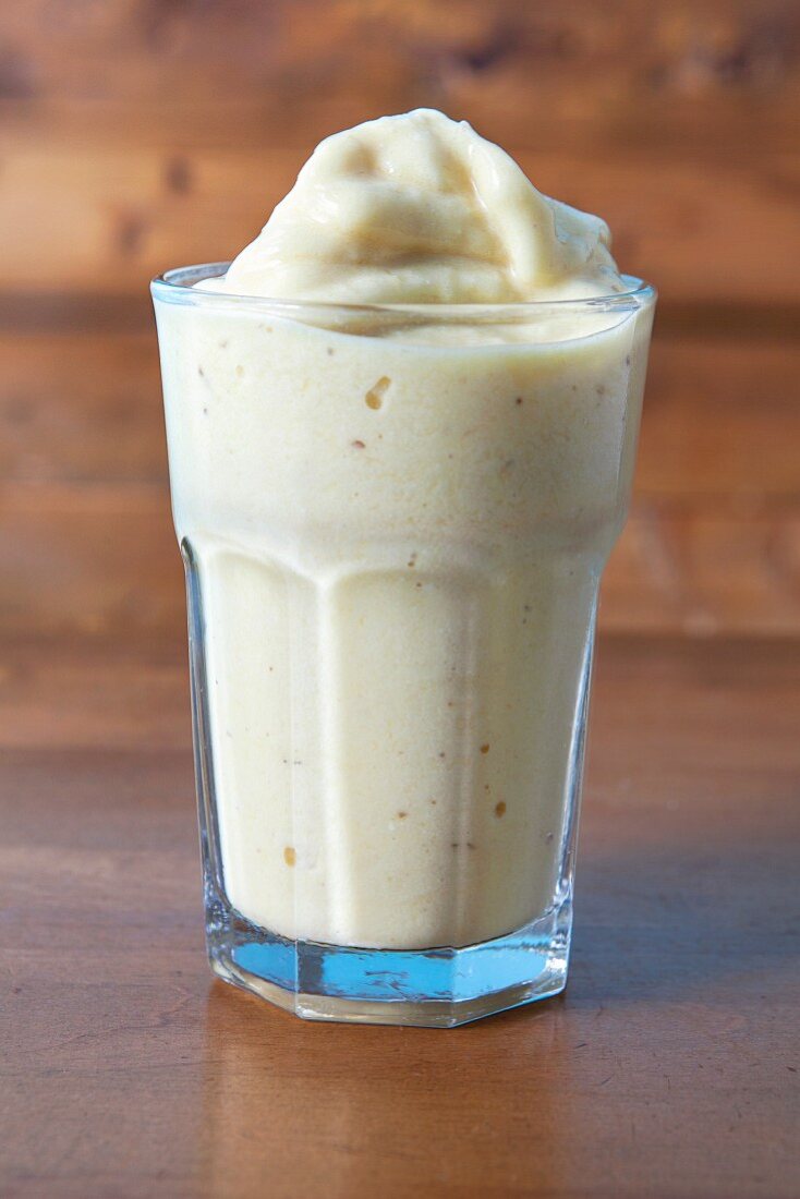 Ananas-Bananen-Smoothie mit Orangensaft und Kokosmilch