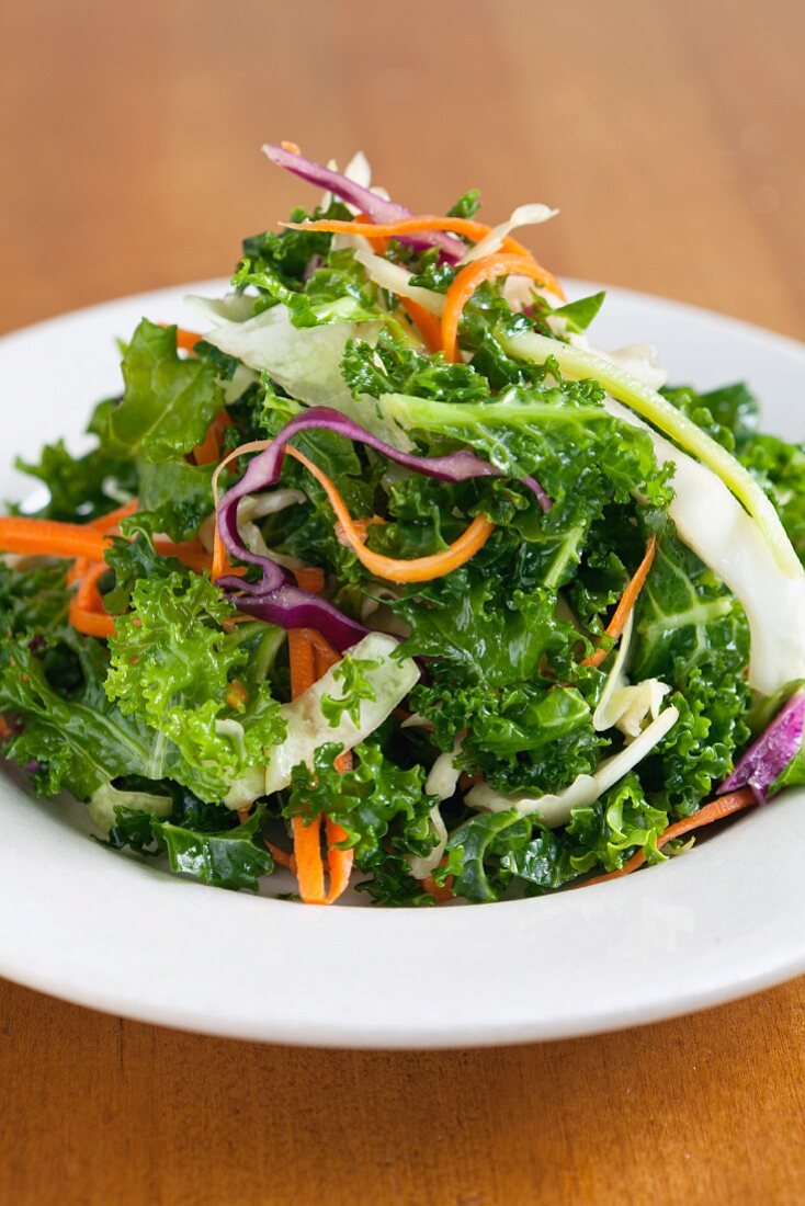 Kale salad with strips of carrot and red cabbage