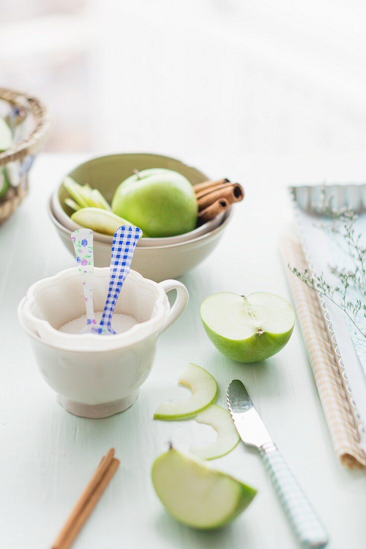 Granny Smith Äpfel und verschiedene Backzutaten