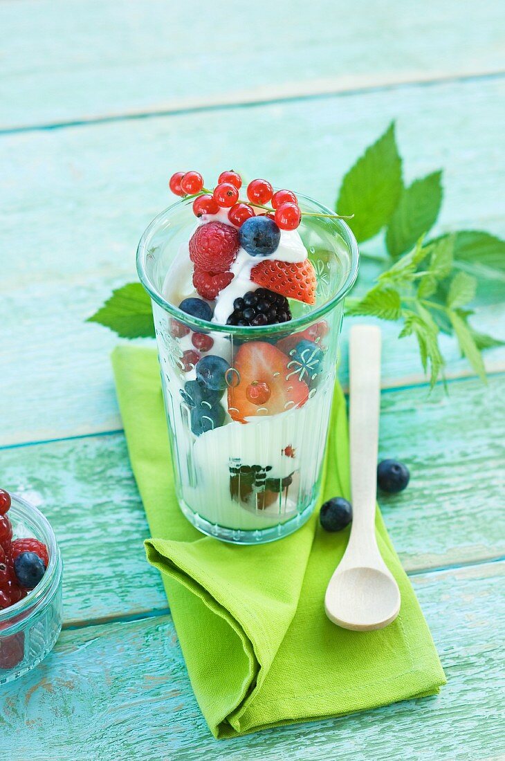 Joghurt mit frischen Früchten (Erdbeeren, Johannisbeeren, Brombeeren, Himbeeren, Blaubeeren)