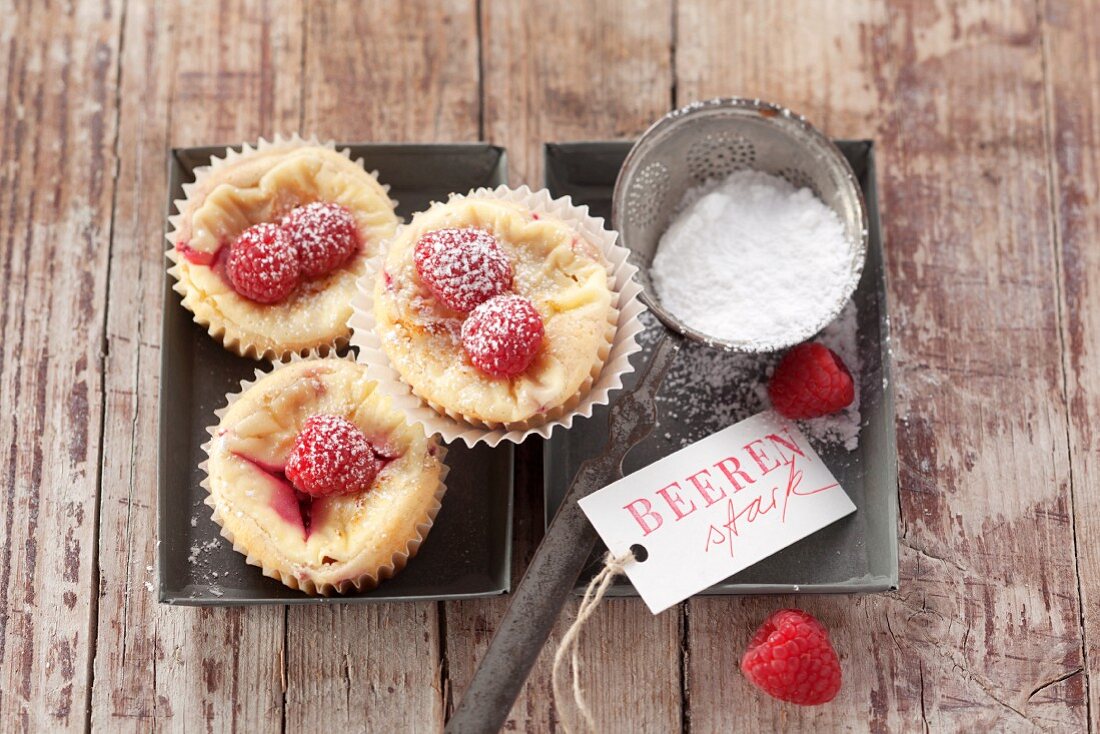 Vanilla muffins with raspberries