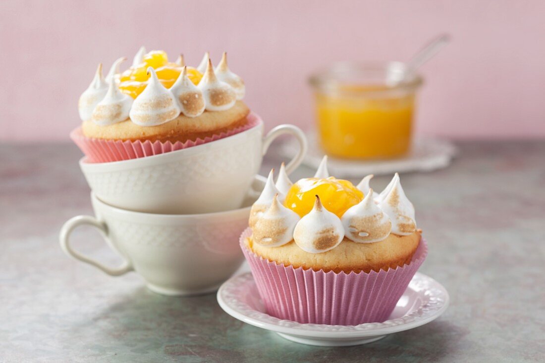Lemon tart muffins with lemon curd and meringue