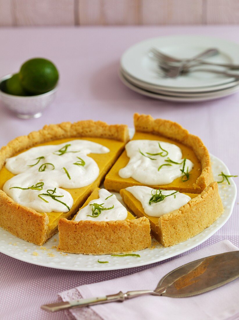Vegane Mango-Marzipan-Torte mit Joghurtcreme und Limettenzesten