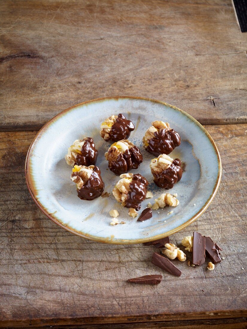 Homemade confectionery: walnut and apricot balls