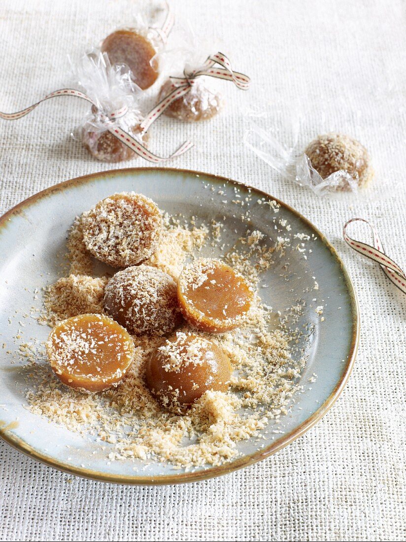 Passion fruit toffees in coconut