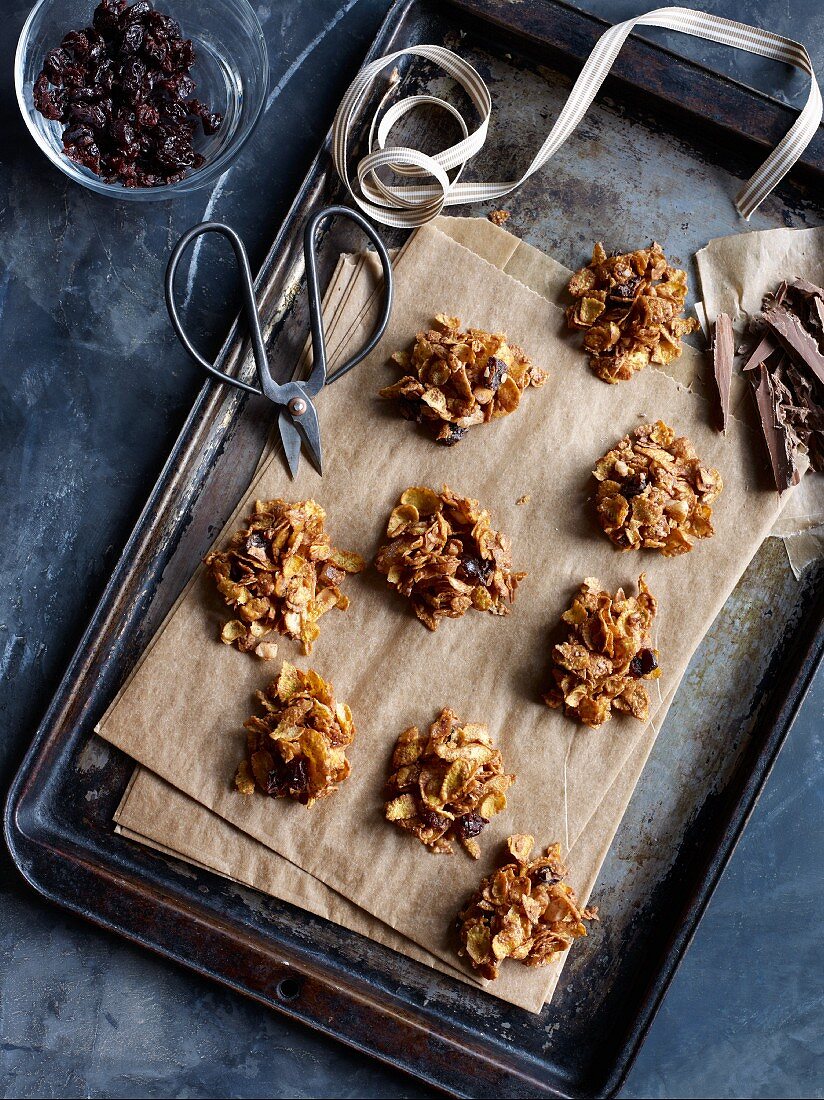 Crispy chocolate bites made with cornflakes, raisins and chocolate