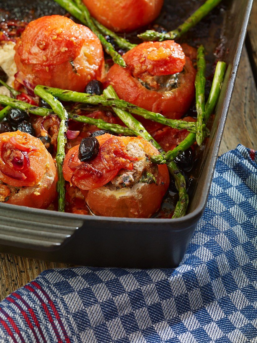 Gefüllte Tomaten mit Oliven und Spargel aus dem Ofen