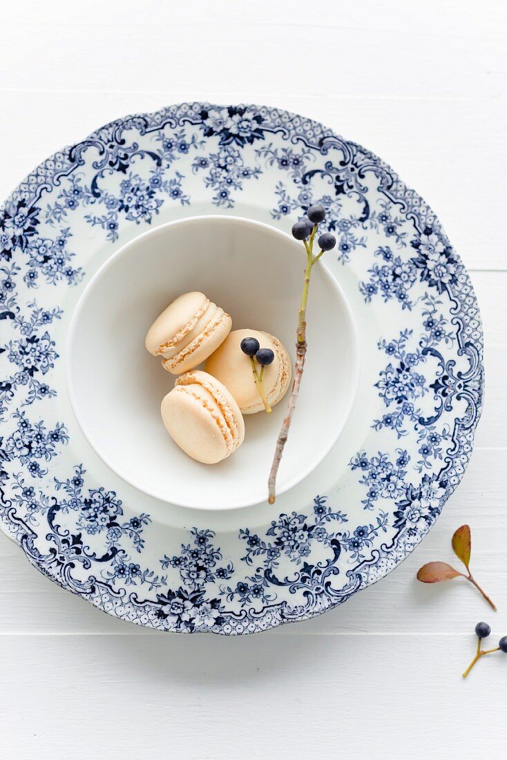 Vanille-Macarons auf einem Vintage-Teller