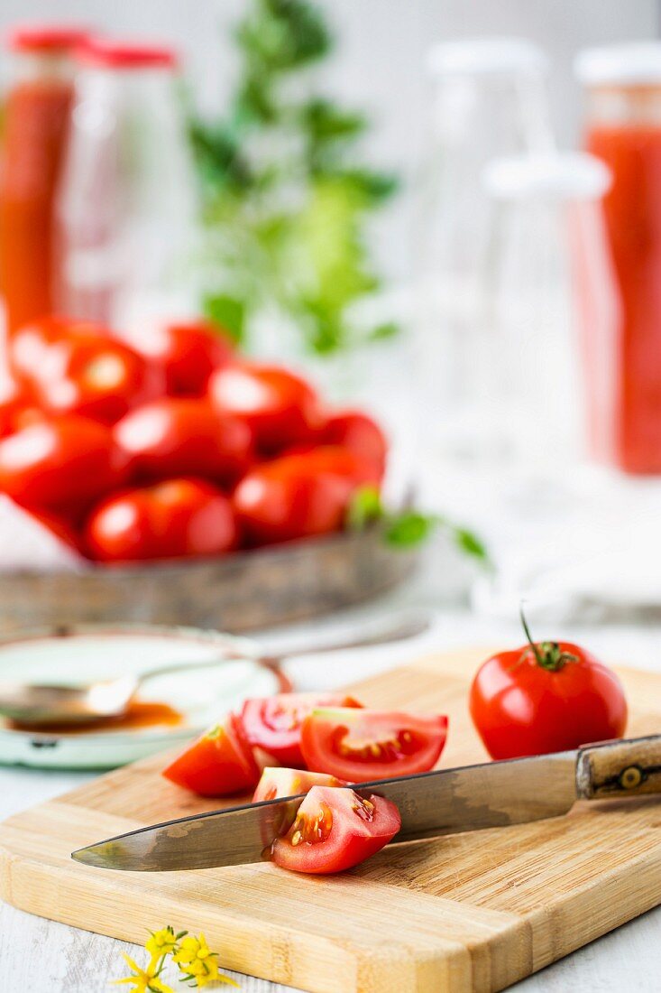 Tomaten zum Einmachen vorbereiten
