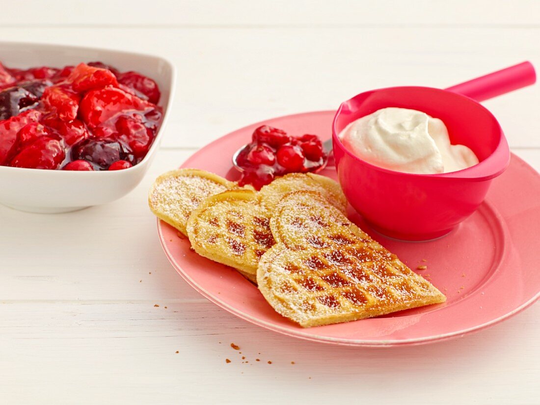 Waffeln mit roter Grütze und Schlagsahne