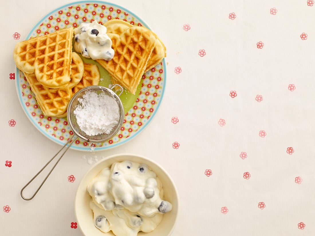 Eierlikörwaffeln mit Blaubeercreme