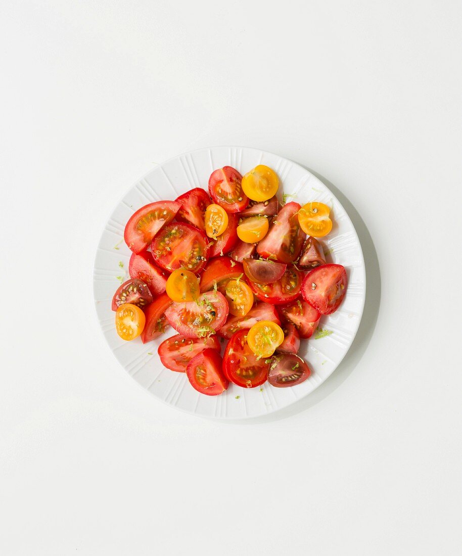 Tomatensalat aus gelben und roten Tomaten verschiedener Sorten