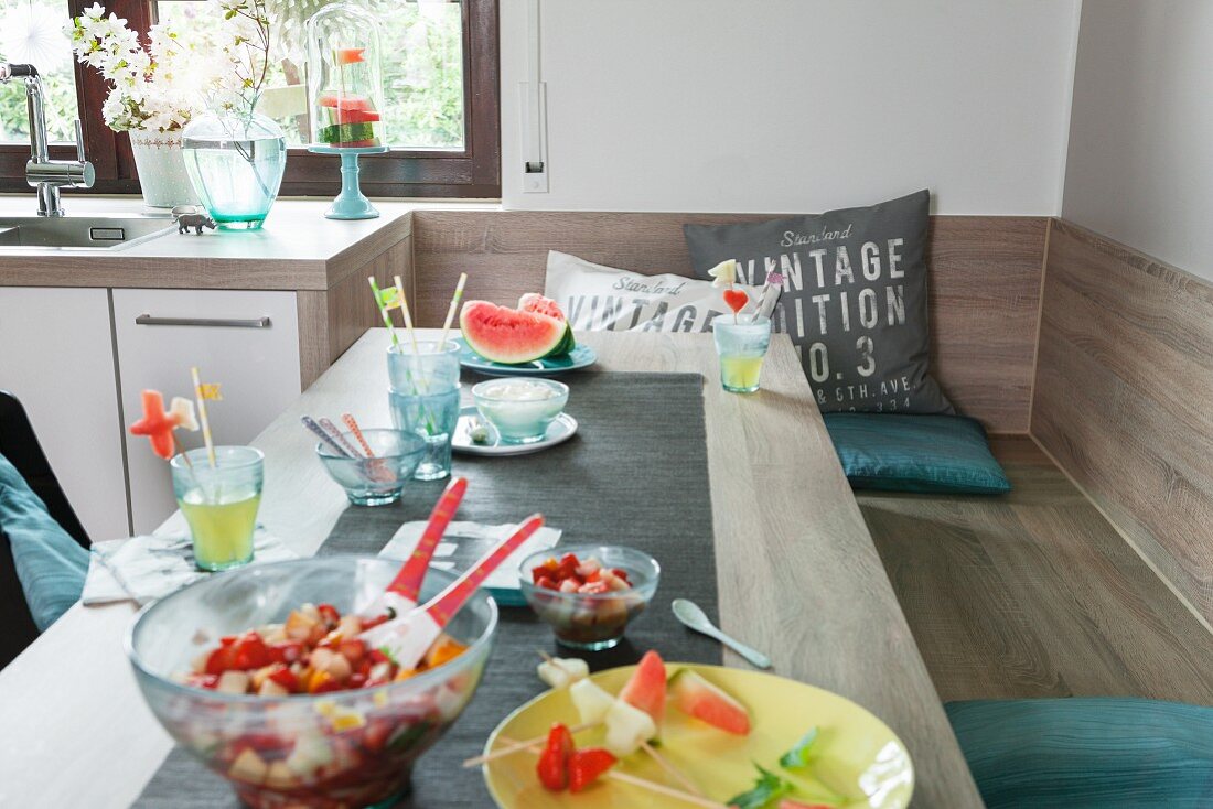 Langer Esstisch mit Eckbank in modern renovierter Küche