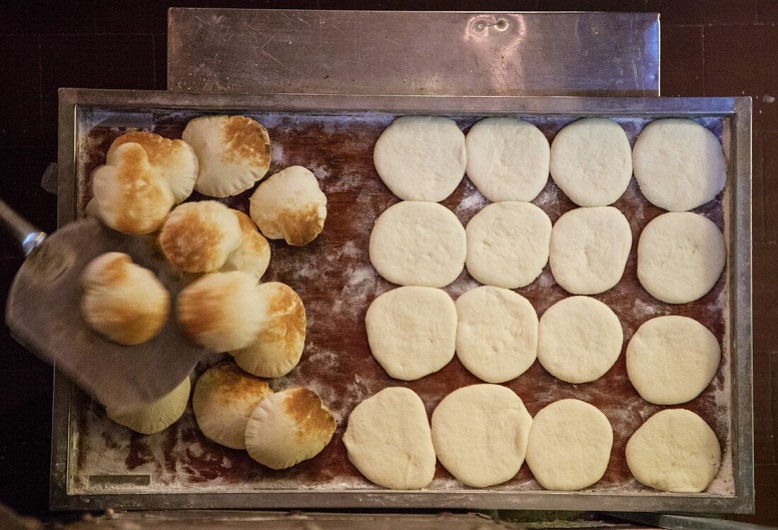 Fladenbrote, gebacken und ungebacken