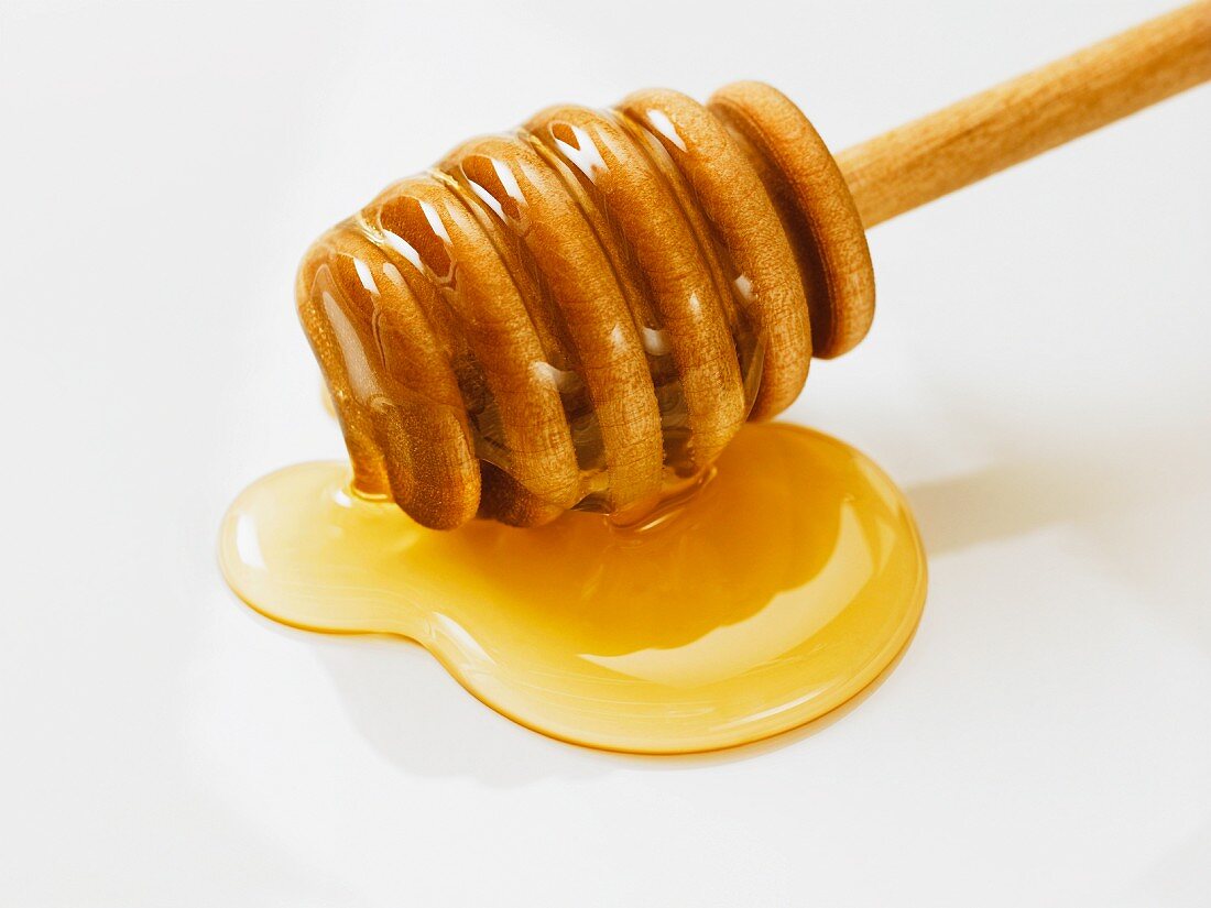 Honig mit Holzlöffel (Close Up)