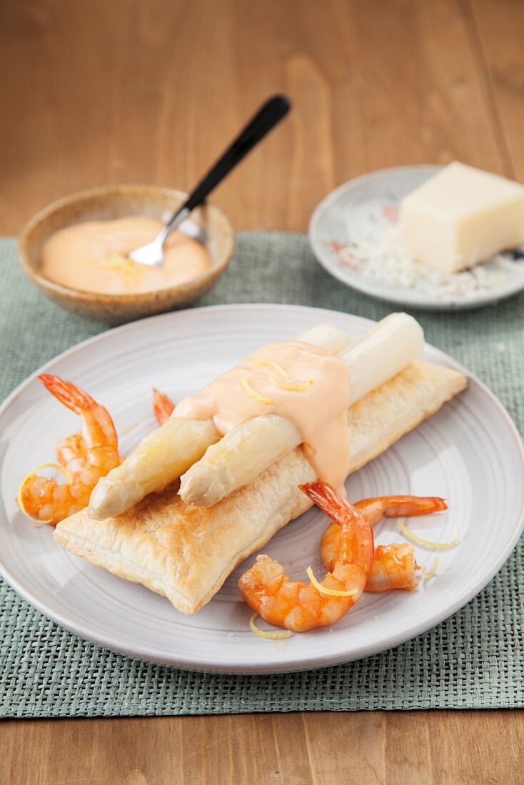 Weisser Spargel auf Blätterteig mit Shrimps und Käse-Sahne-Sauce