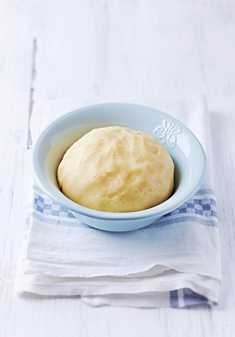 A ball of shortcrust pastry in a bowl