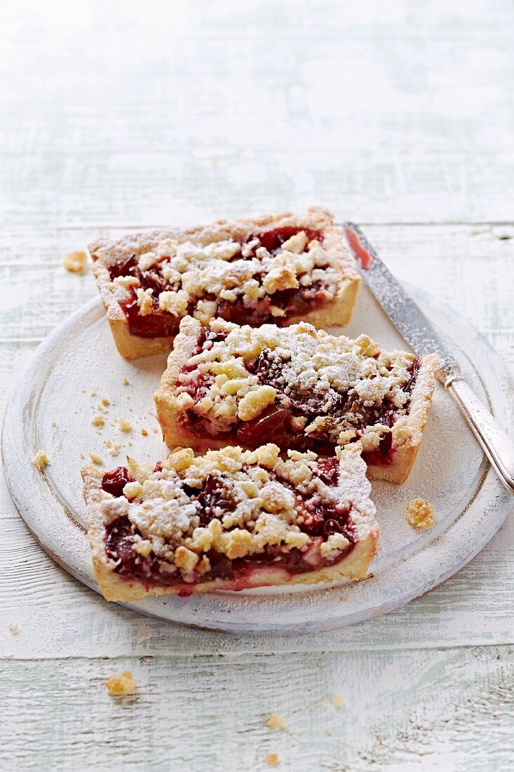 Pflaumenkuchen mit Kokos-Streusel, in Stücken