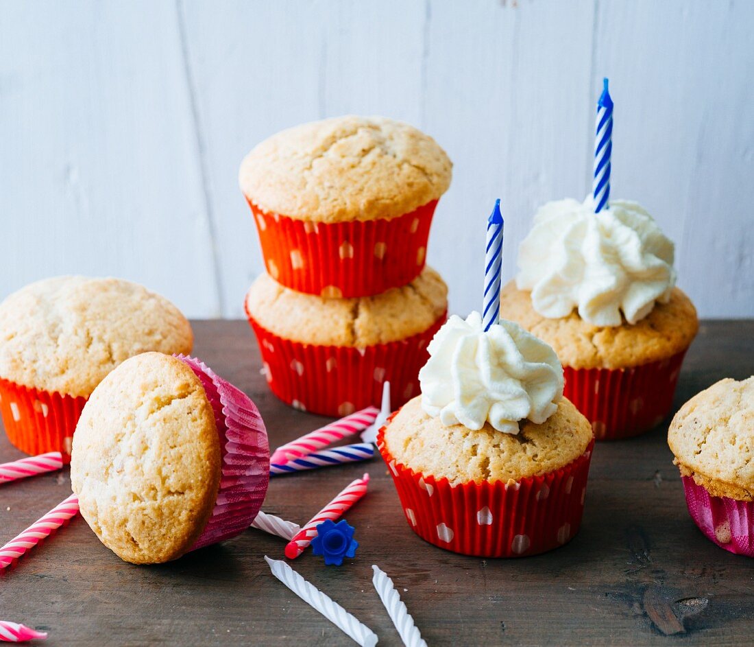 Schoko-Cupcakes mit weisser Schokolade & Geburtstagskerzen