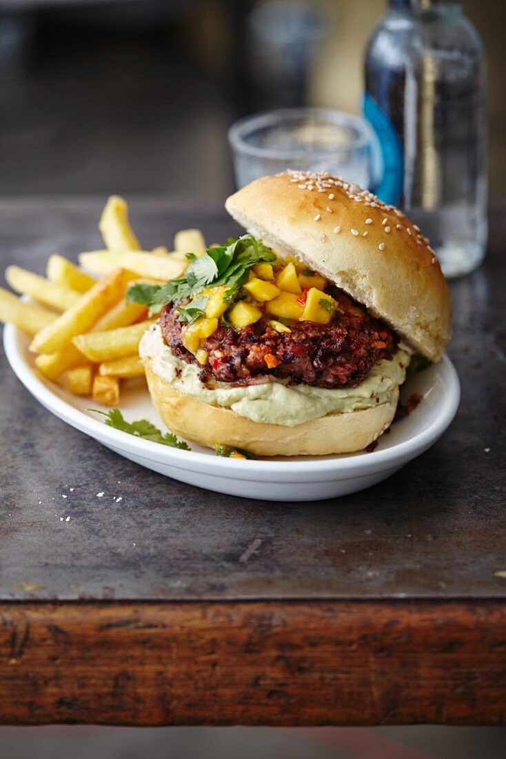 Selbstgemachter Veggie-Burger mit Pommes