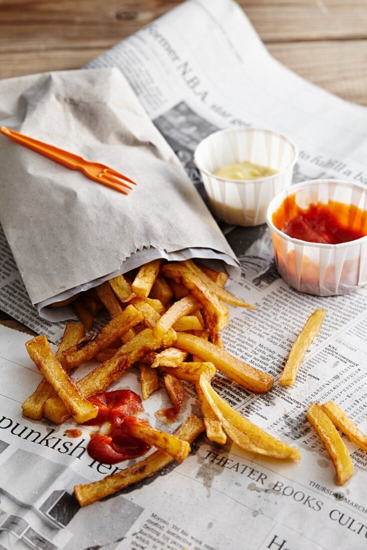 Pommes Frites mit Ketchuo & Mayonaise