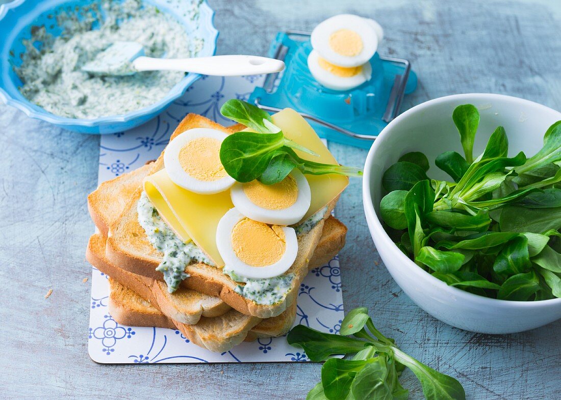 Eiersandwich mit Kräuter-Mayonnaise, Käse & Feldsalat