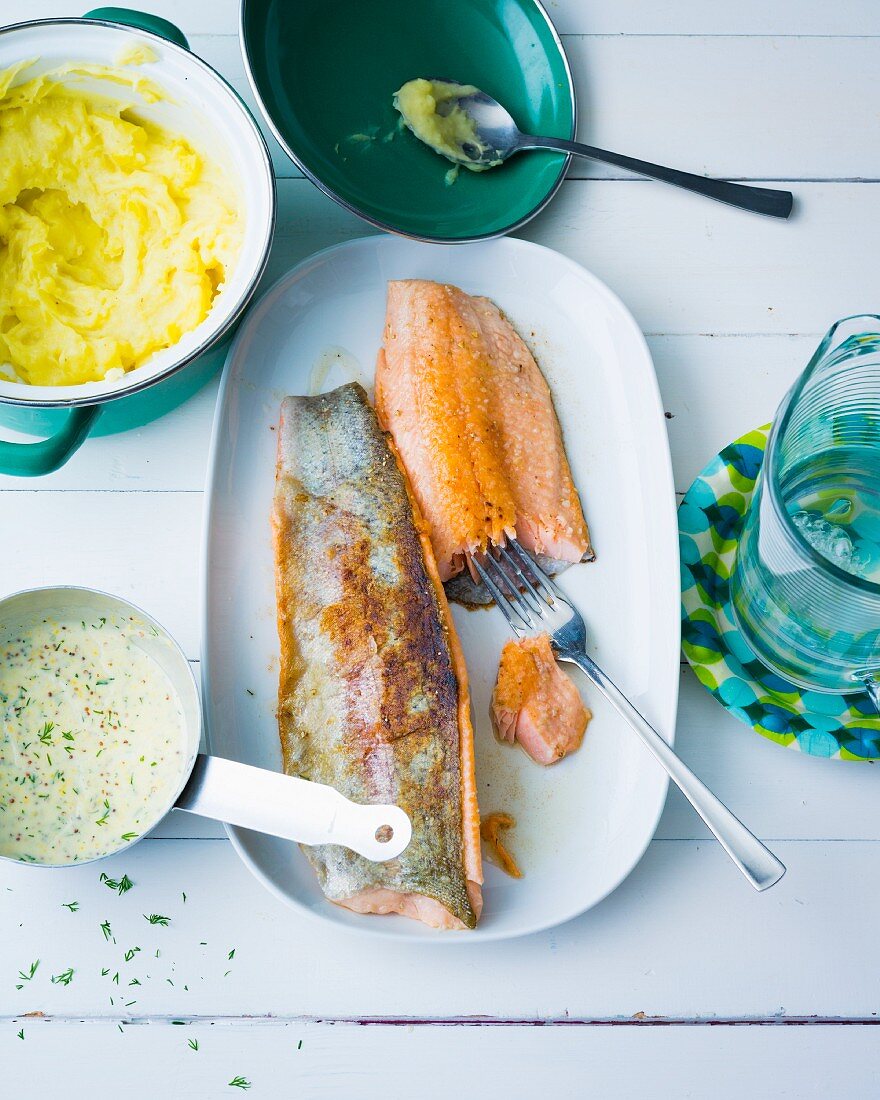 Fish with a creamy mustard sauce and mashed potatoes