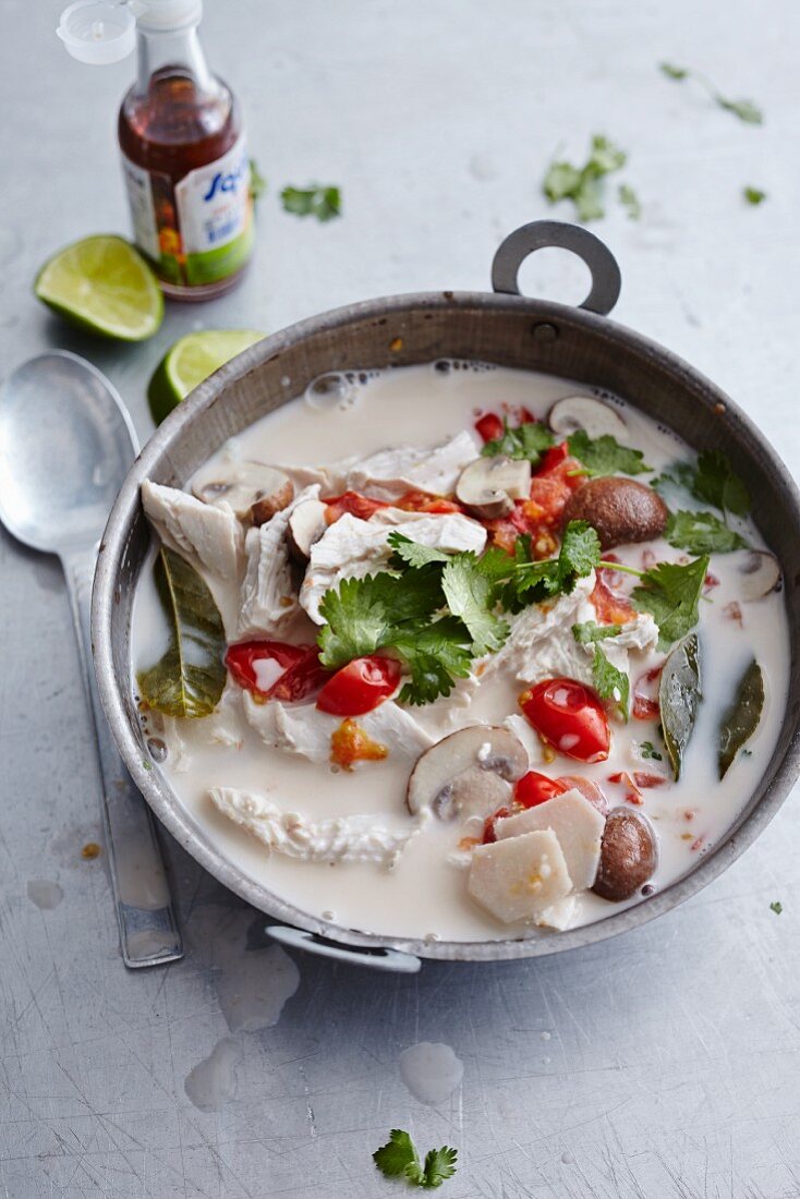 Kokosmilchsuppe mit Hühnerfleisch (Thailand)