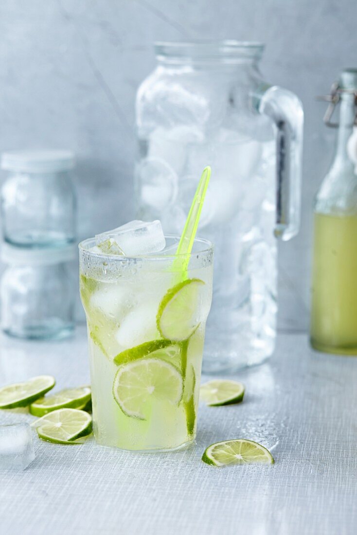 Selbstgemachte Limonade mit Limettenscheiben