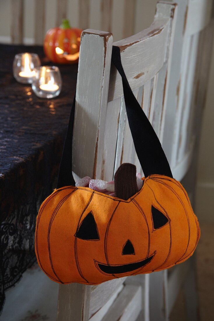 Selbstgenähte Halloween-Tasche mit Kürbismotiv