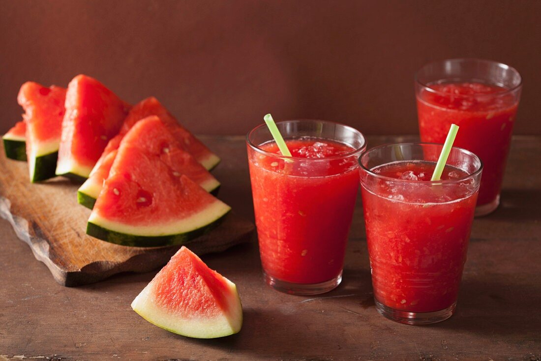 Wassermelonensmoothies und frische Wassermelonenstücke