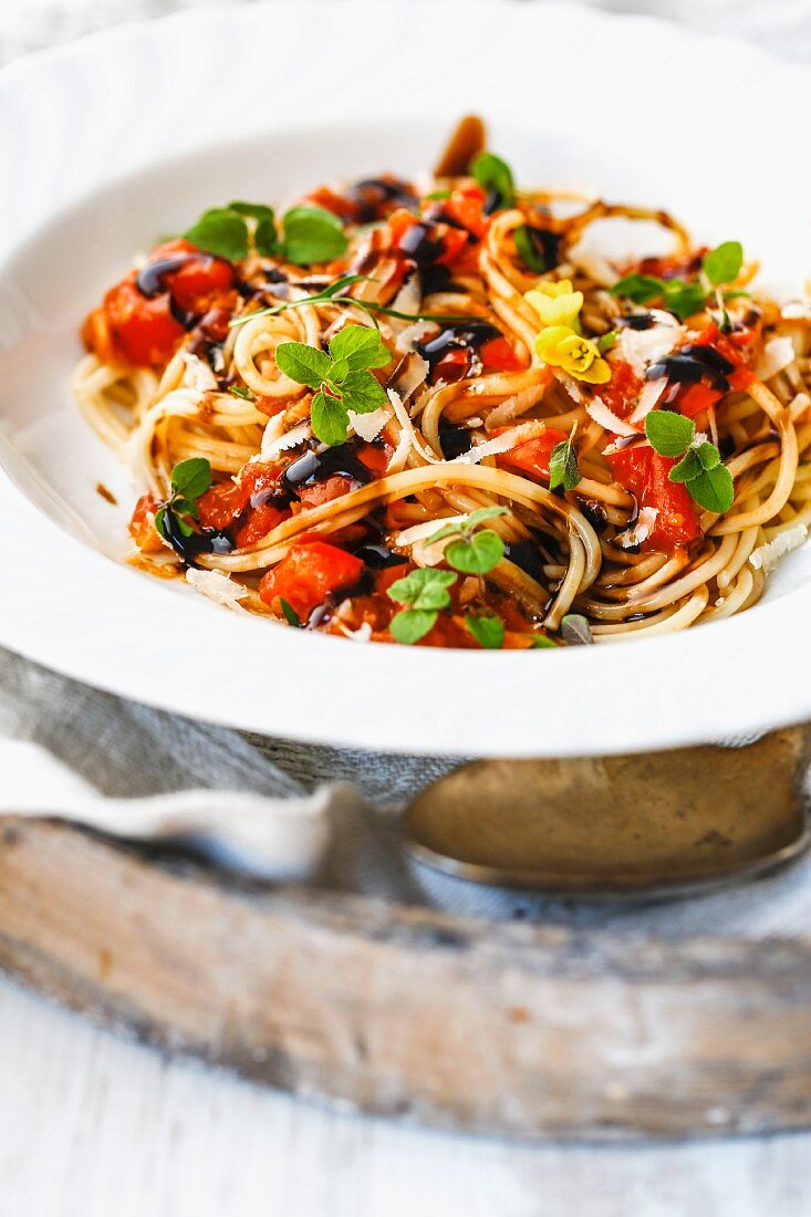Spaghetti mit Tomaten, Oregano und Balsamico