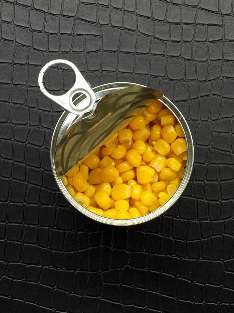 Geöffnete Dose mit Maiskörnern