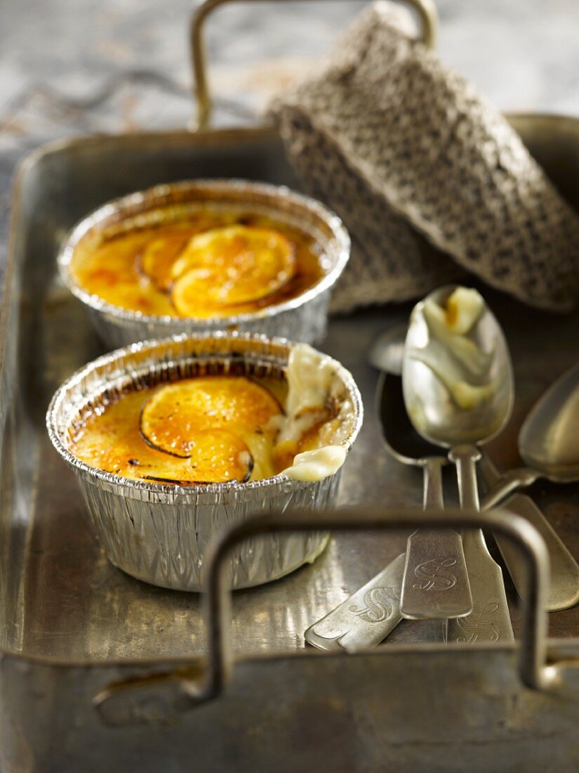 Crème brûlée mit verkohlten Orangenscheiben