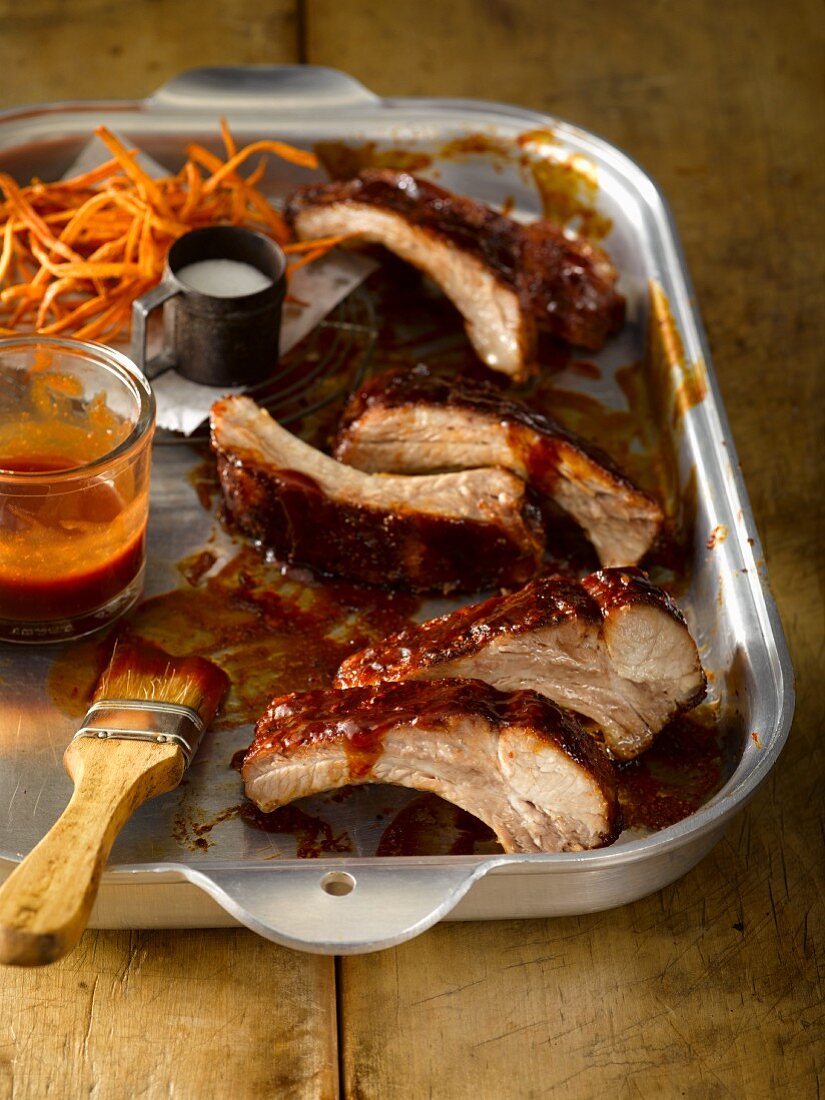 Spareribs mit würziger Honig-Barbecue-Sauce, frittierten Süsskartoffelstäbchen und Salz