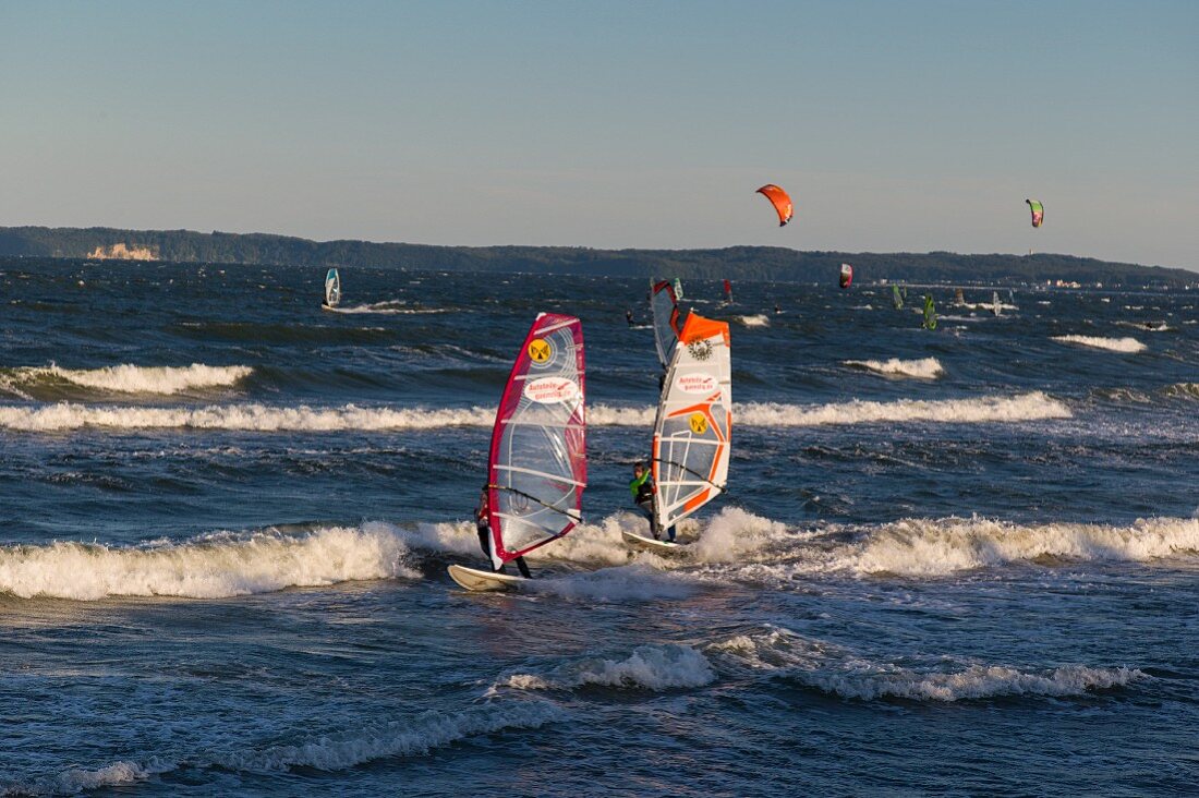 Surfer am Strand von Neu Mukran bei Sassnitz, Rügen