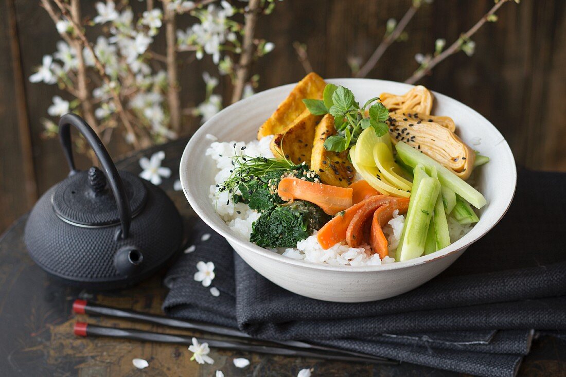 Chirashi-Sushi mit Gemüse, Tofu und Omelett
