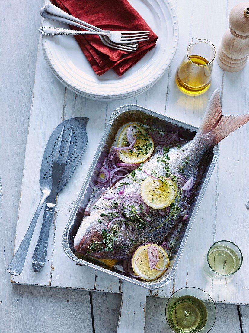 Gedämpfter Snapper mit Zitronen und Zwiebeln