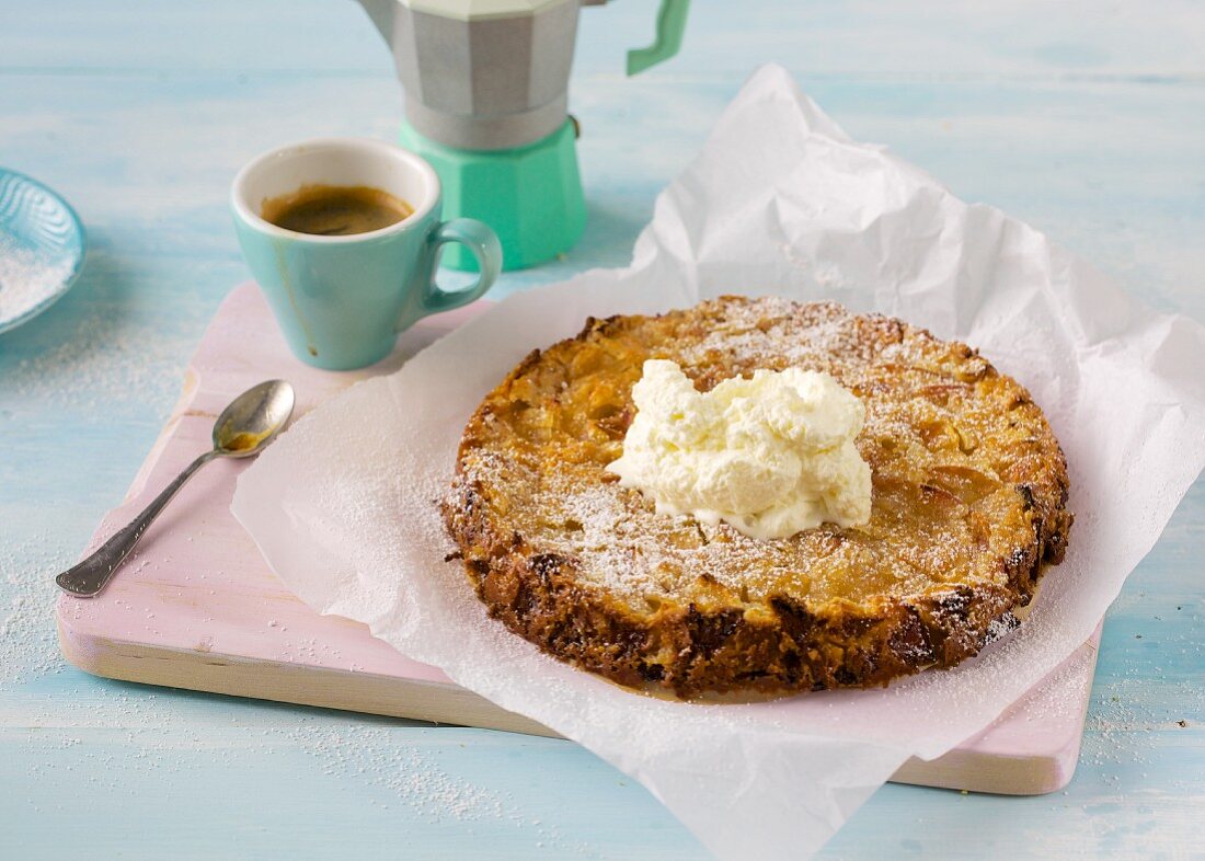 Kleine italienische Apfeltarte mit Sahne