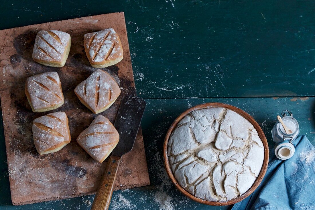 Stillleben mit selbsgebackenem Brot und Brötchen (Aufsicht)