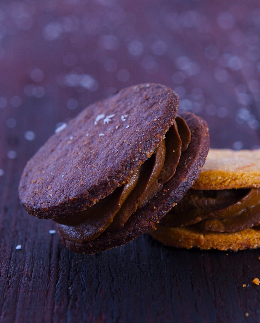 Sandwich-Cookies, gefüllt mit Schokoladencreme